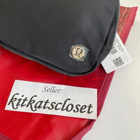 🆕 **BLACK WITH GOLD HARDWARE** NWT lululemon everywhere belt bag EBB 1L - Picture 2 of 8